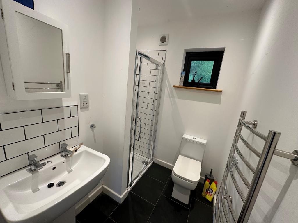 Lot: 146 - DETACHED BUILDING WITH PARKING AND EXTERNAL STORAGE - Bathroom
